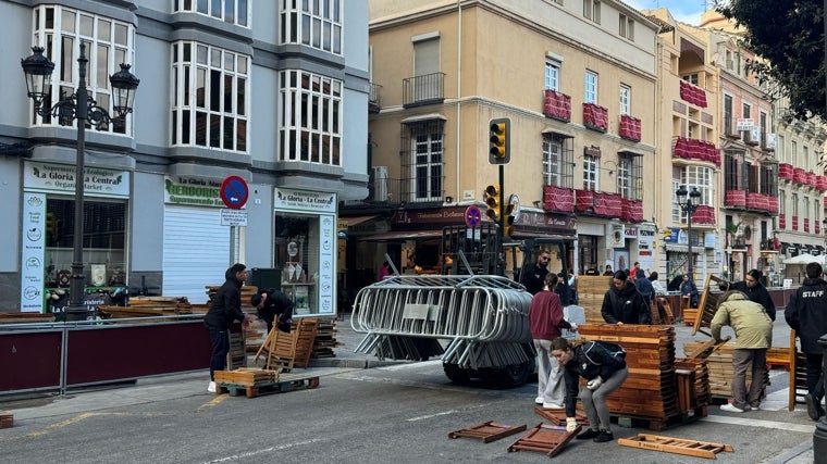 Retirada de sillas y vayas en el recorrido oficial