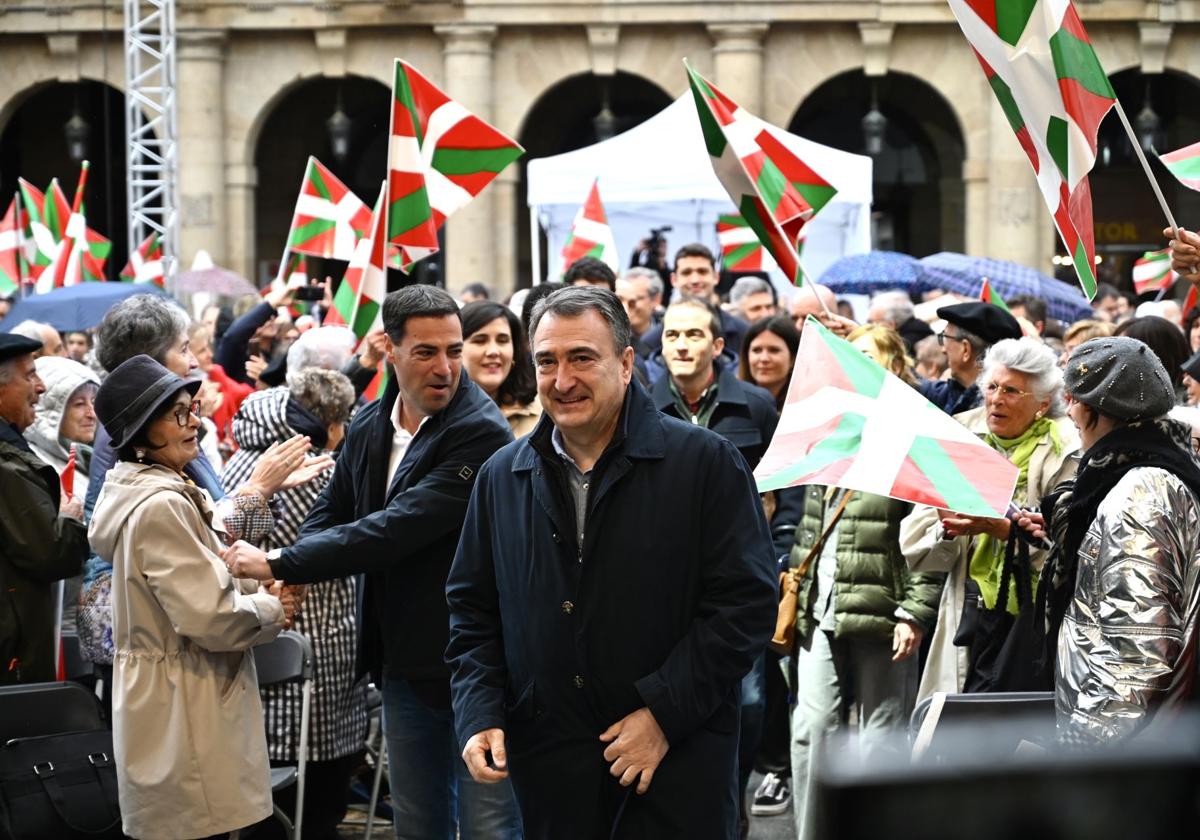 El lehendakari, Imanol Pradales, y el presidente del EBB del PNV, Aitor Esteban, en el acto con motivo del Aberri Eguna