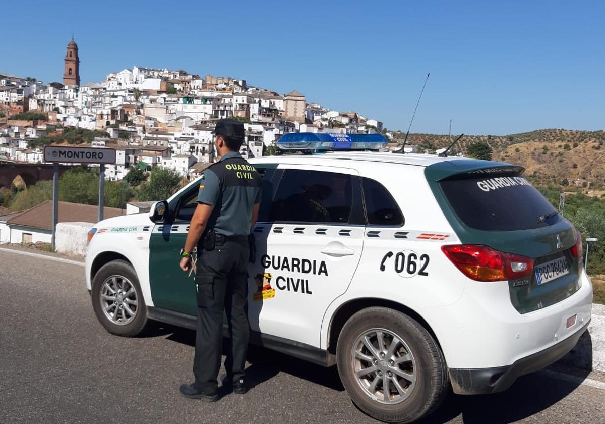 Un agente de la Guardia Civil a la entrada de Montoro