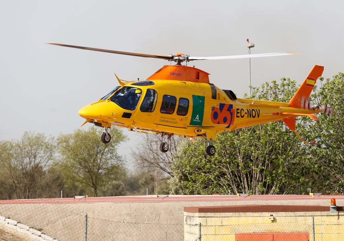 Un helicóptero del 061 como el que ha participado en la atención del accidente múltiple de Olvera