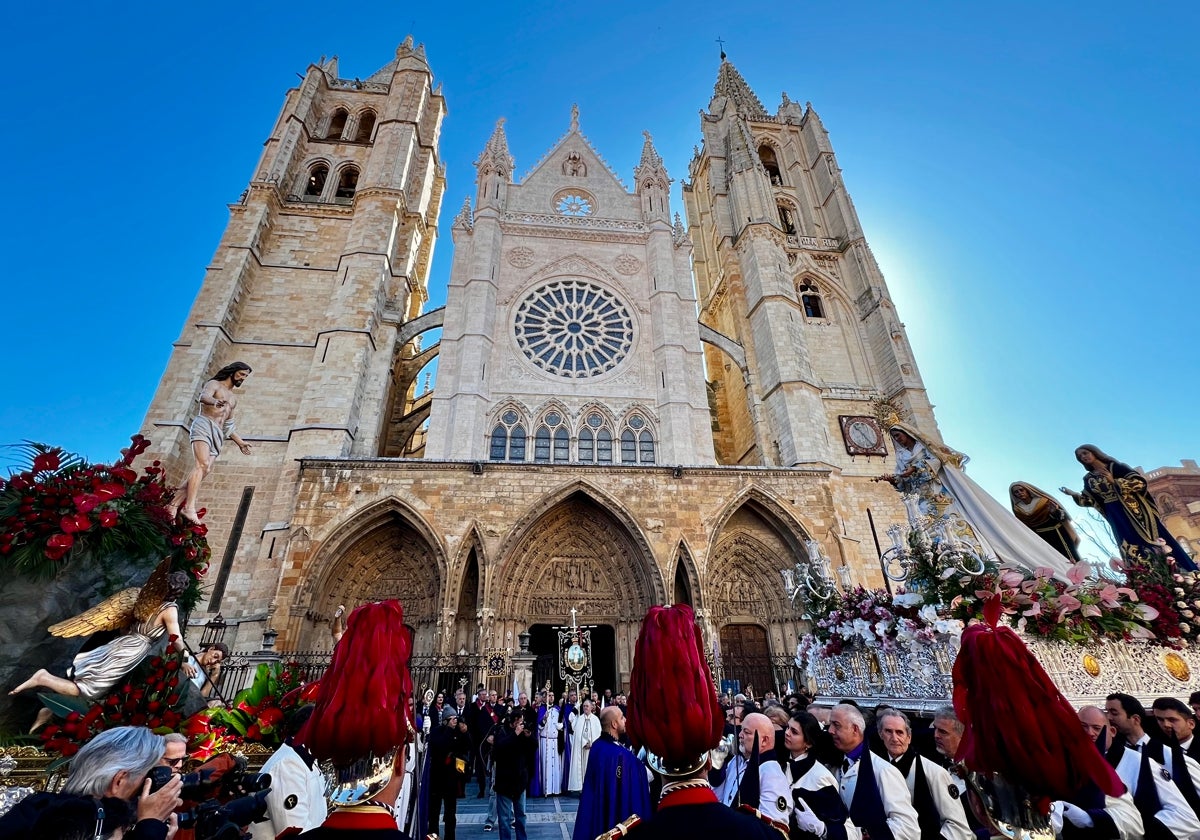 El encuentro a los pies de la Catedral de León