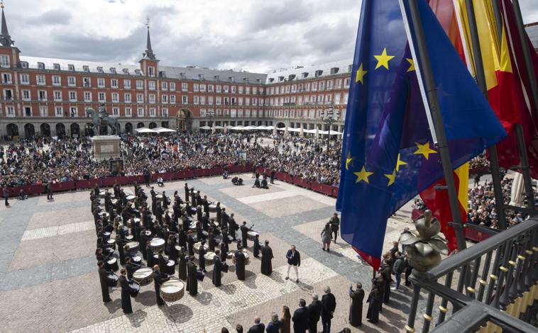 Imagen principal - La tamborrada hace vibrar la Plaza Mayor para celebrar la Pascua madrileña