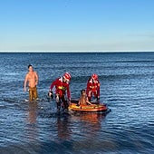 Rescatan a un niño arrastrado por la corriente en la playa de la Malvarrosa de Valencia