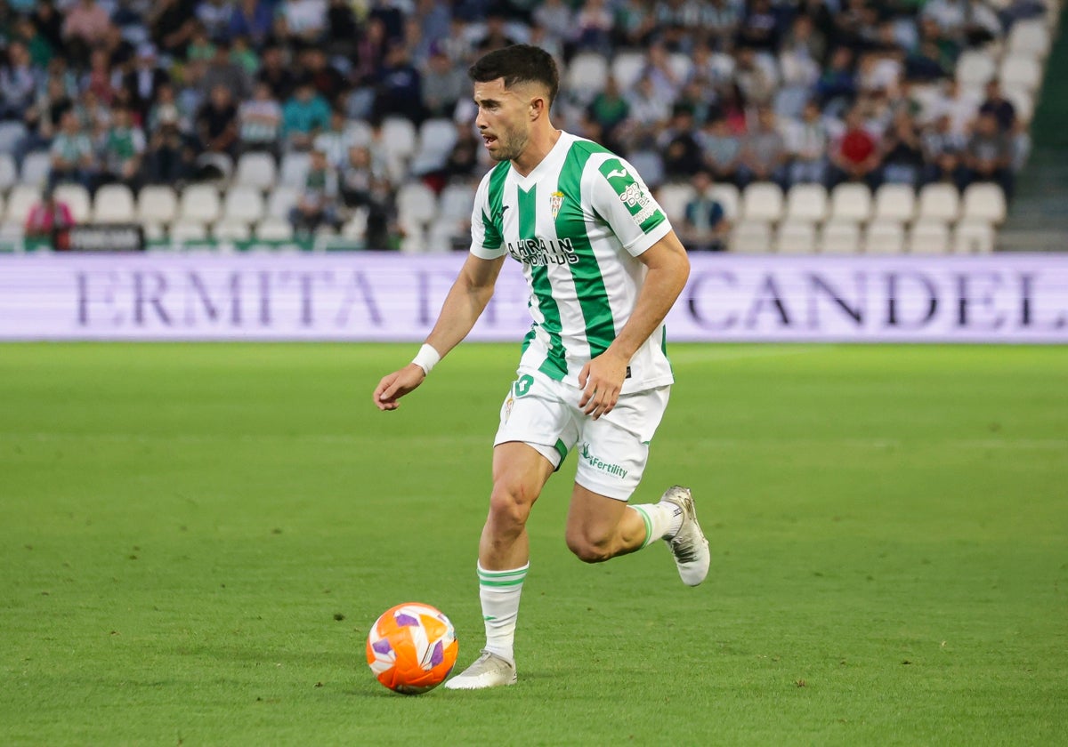 Jacobo conduce el balón durante un encuentro en El Arcángel