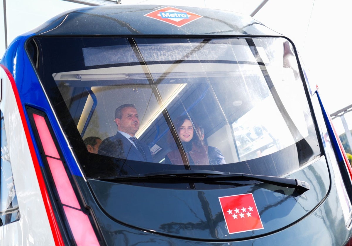 Ayuso esta mañana, en la maqueta a tamaño real de un tren sin conductor, que se expone en Colón