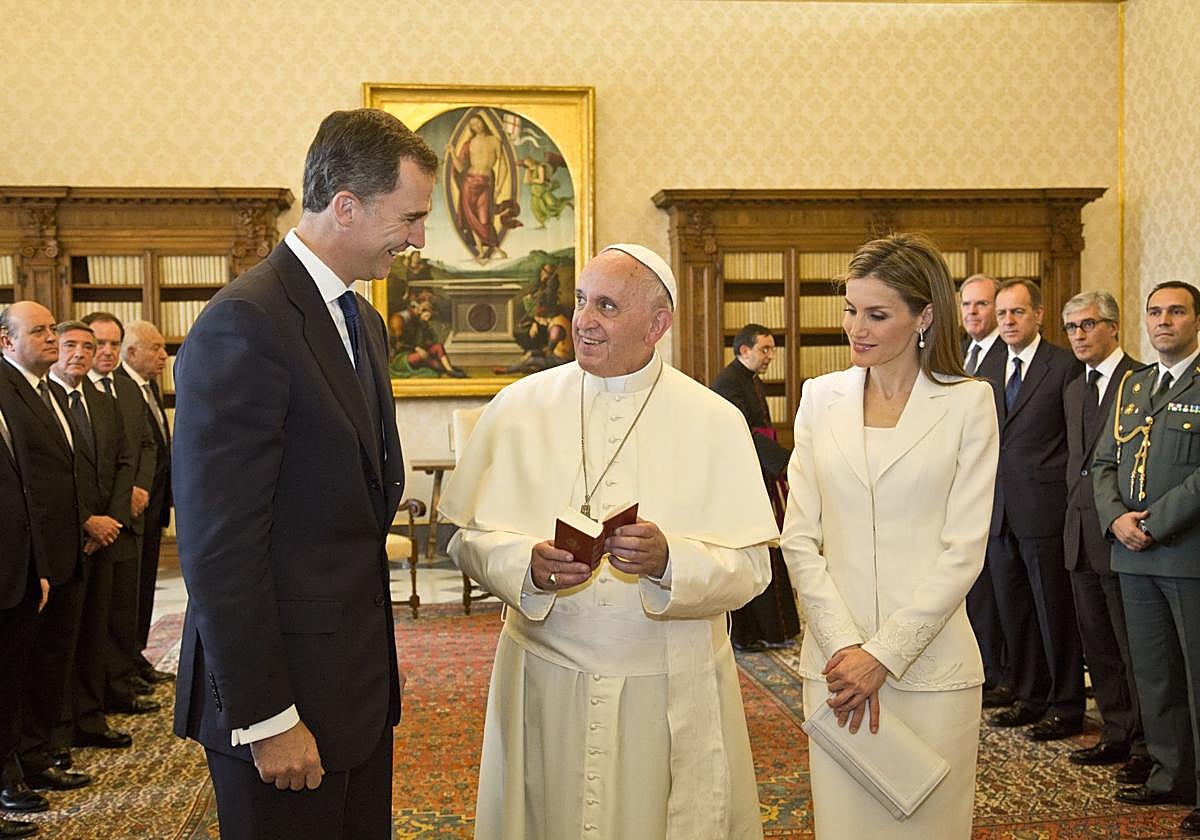El Rey Felipe VI (1i), durante un encuentro con el Papa Francisco (2i), junto a la Reina Letizia (3i), en el Vaticano, en 2014.