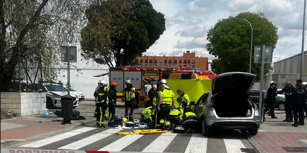 Un coche pierde el control tras chocar contra otro y atropella a una mujer que paseaba con su bebé en San Blas