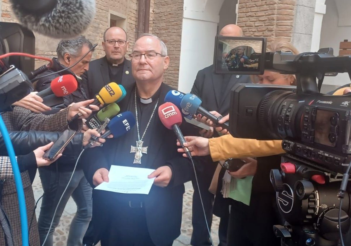 El arzobispo de Toledo, Francisco Cerro durante su comparecencia ante los medios de comunicación