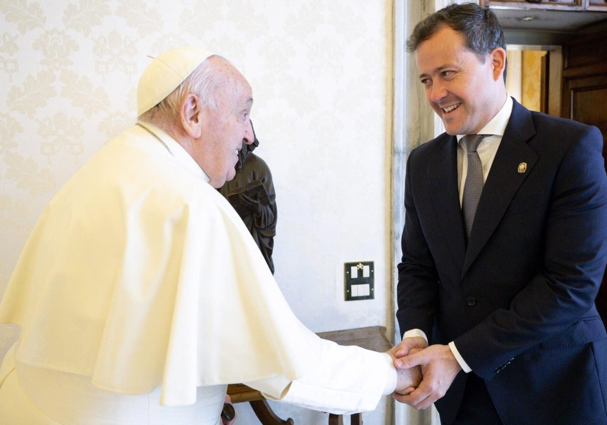 Carlos Velázquez y el Papa Francisco durante su encuentro en Roma