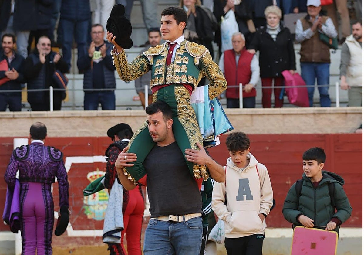 David Gutiérrez cortó dos orejas a un eral de Víctor Huertas en la última novillada clasificatoria y salió a hombros