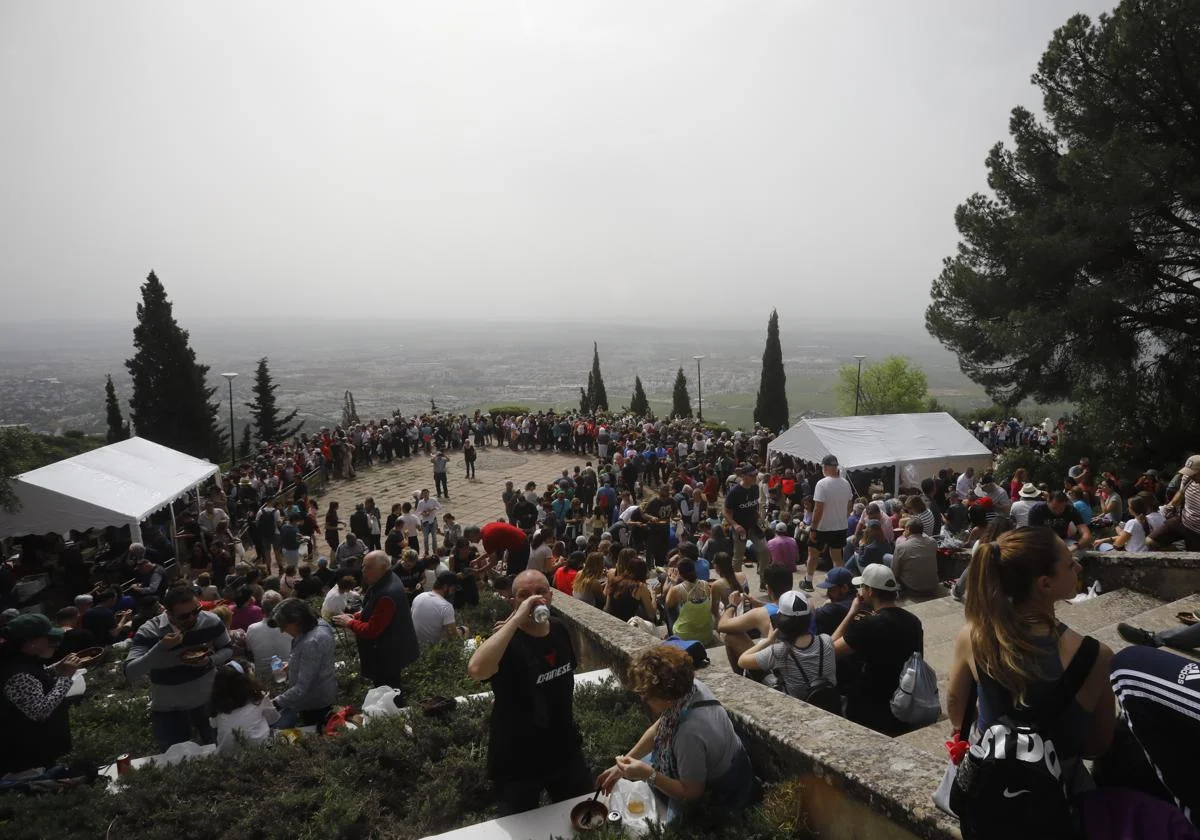 Participantes durante la última edición de la fiesta de las habas en las Ermitas