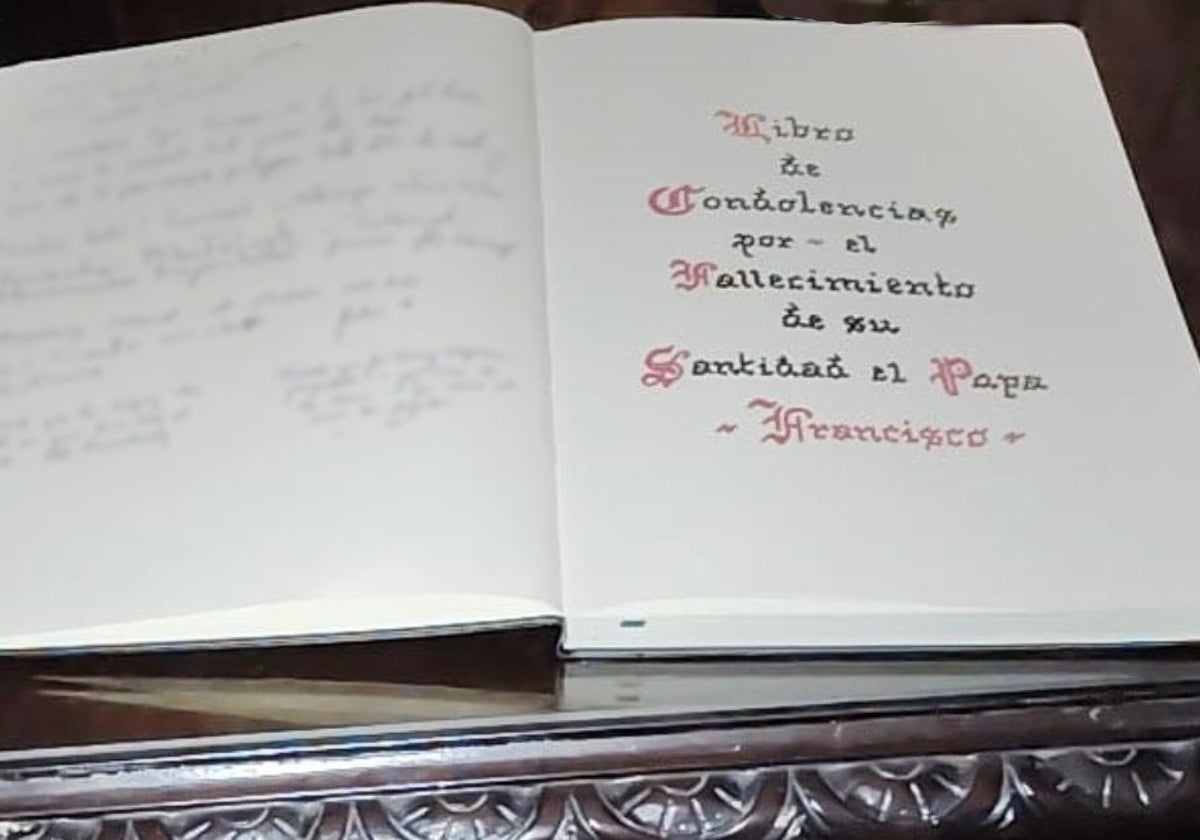 Imagen del libro de condolencias por la muerte del Papa Francisco