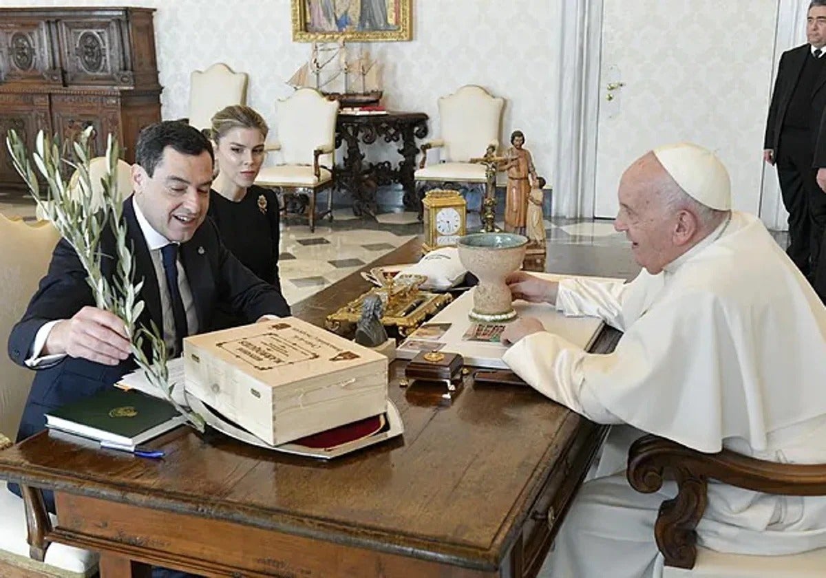 El Papa Francisco recibiendo en audiencia privada al presidente de la Junta, Juanma Moreno, y a su mujer, Manuela Villena, el 21 de marzo de 2024