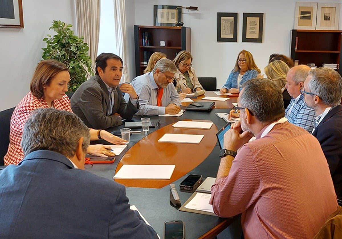 El consejero de Justicia, José Antonio Nieto, durante la reunión con sindicatos con en la Mesa Sectorial de Negociación de la Administración General de la Junta de Andalucía en 2023