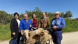 Gregorio visita a 'Blanco y Pajarito', que ya están preparados para el Cortejo de Mondas