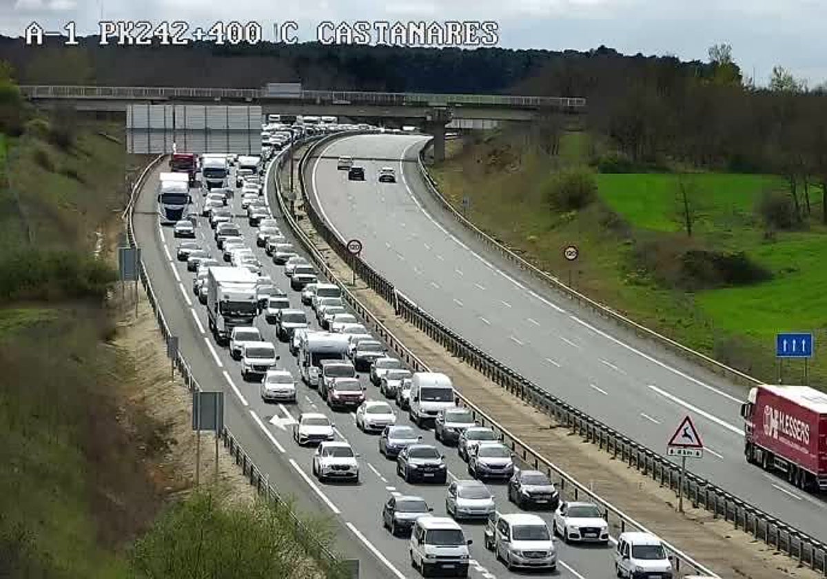 Atascos en las carreteras burgalesas en sentido País Vasco