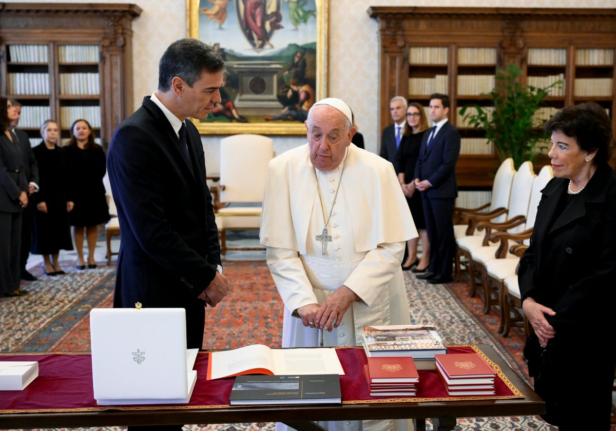 Pedro Sánchez y el Papa Francisco, en uno de sus encuentros