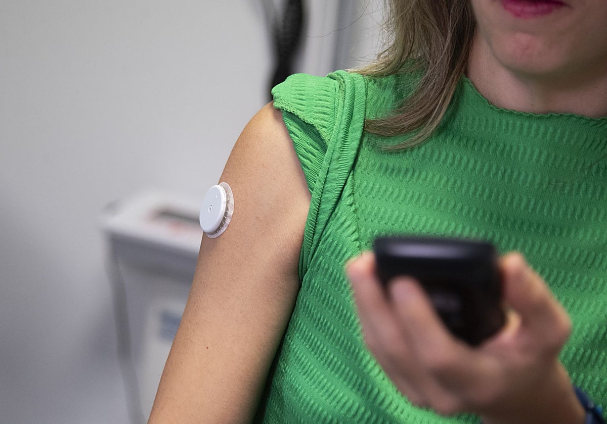 Una paciente, con un sensor de medición de glucosa