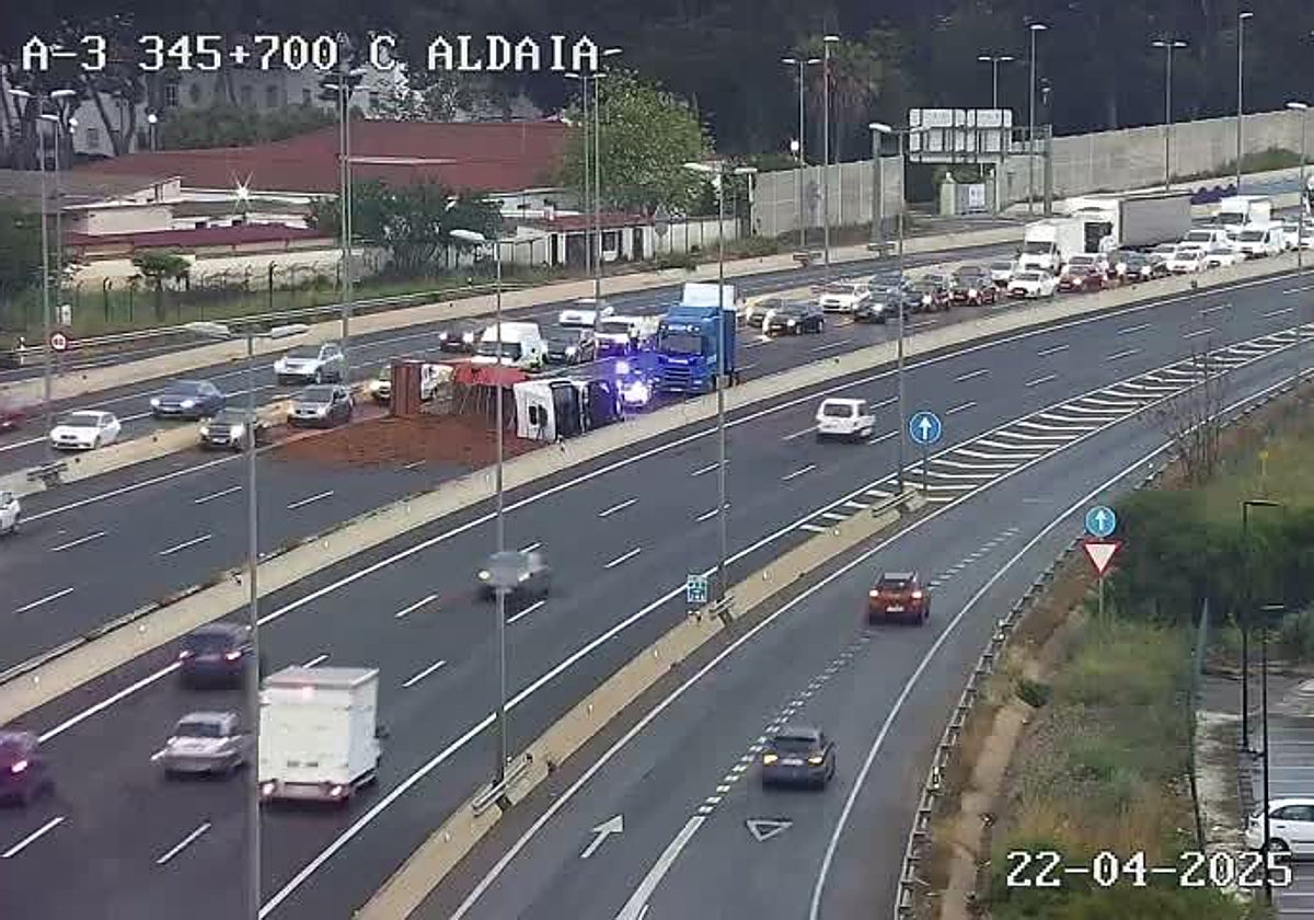 El vuelco de un camión obliga a cortar la A-3 y genera retenciones en Valencia