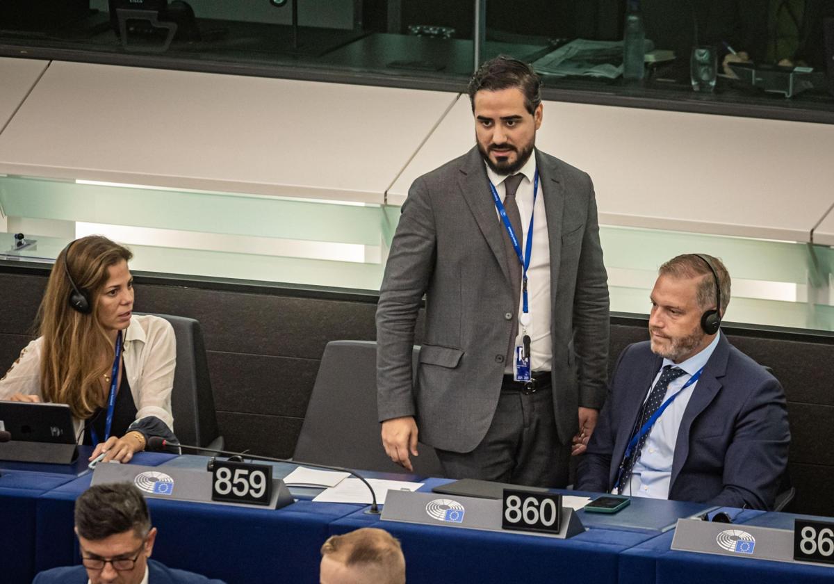 Alvise Pérez y los eurodiputados Nora Junco y Diego Solier, en el Parlamento Europeo