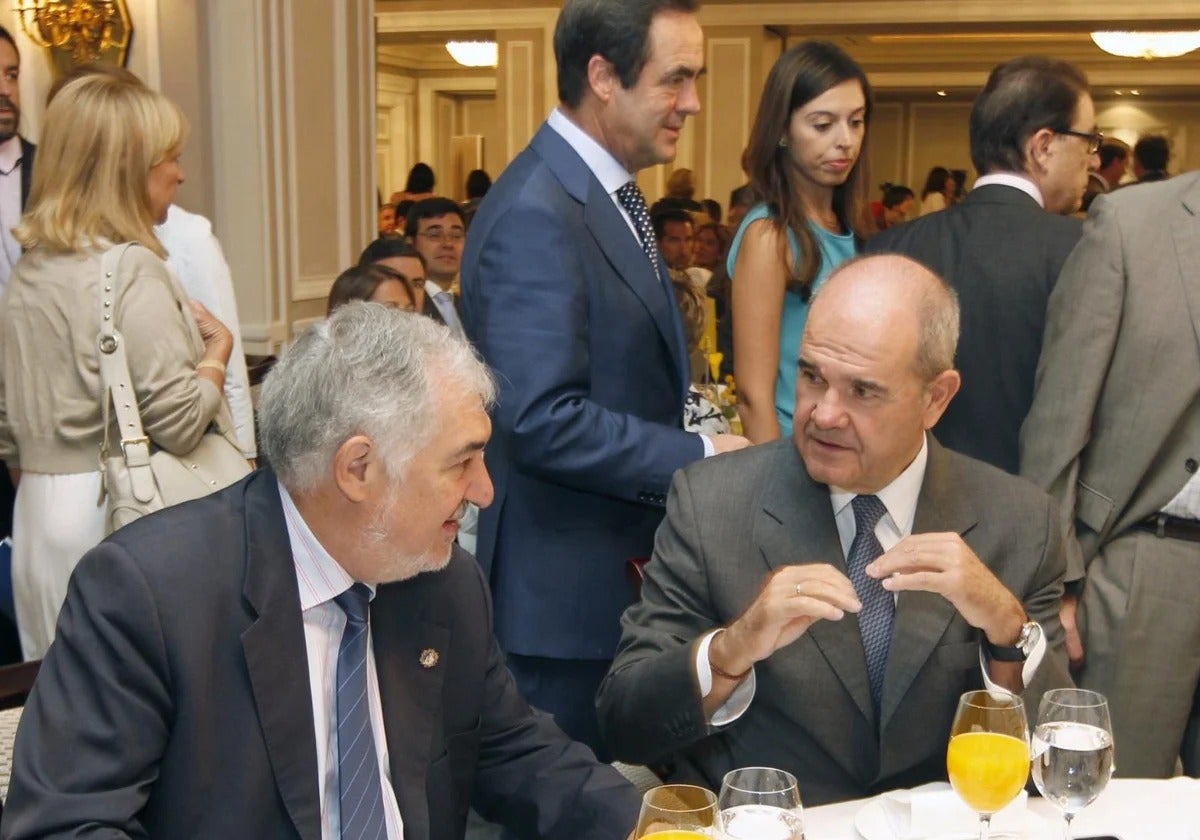 El actual presidente del Tribunal Constitucional, Cándido Conde-Pumpido, charlando con Chaves en un acto en 2011
