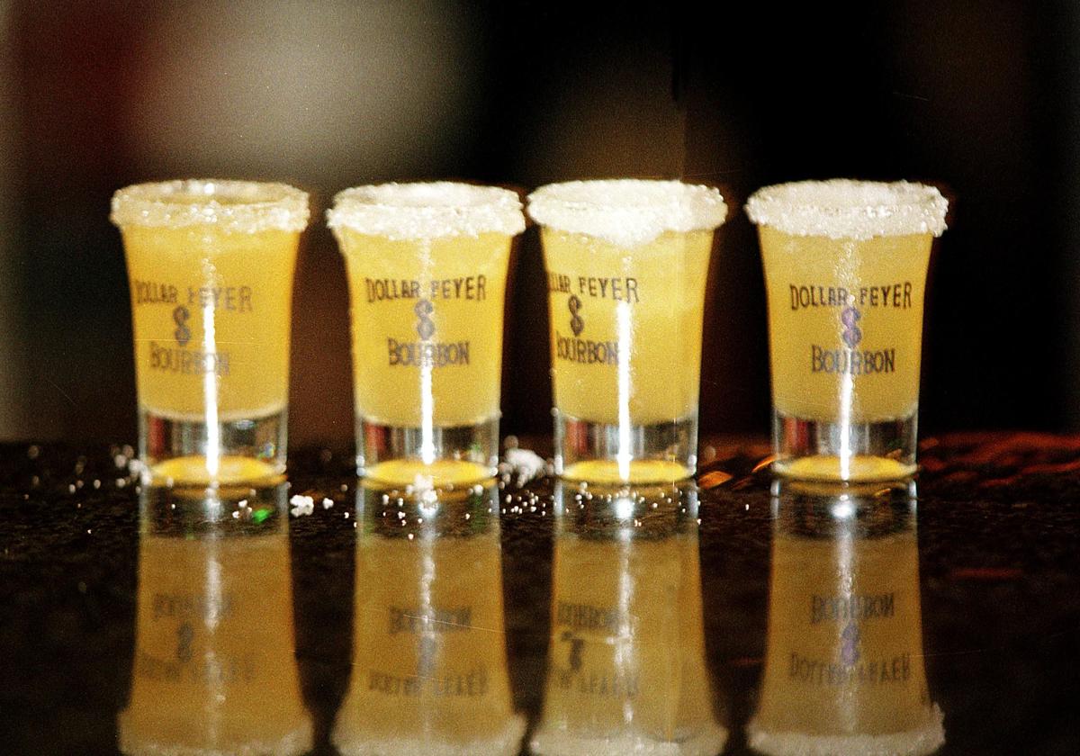 Vox pide investigar a un bar de Oviedo que ofrece chupitos a 50 céntimos a cambio de descargas eléctricas