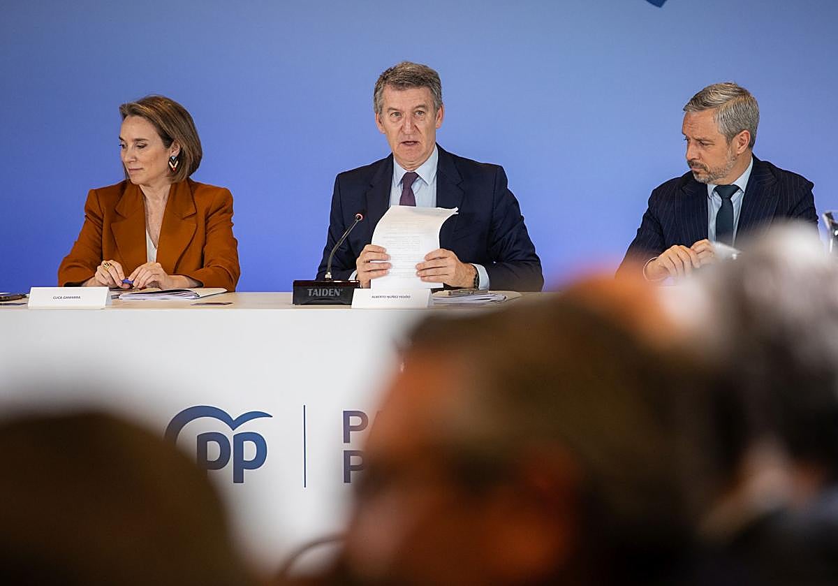 La secretaria general del PP, Cuca Gamarra, y el presidente del Partido Popular, Alberto Núñez Feijóo