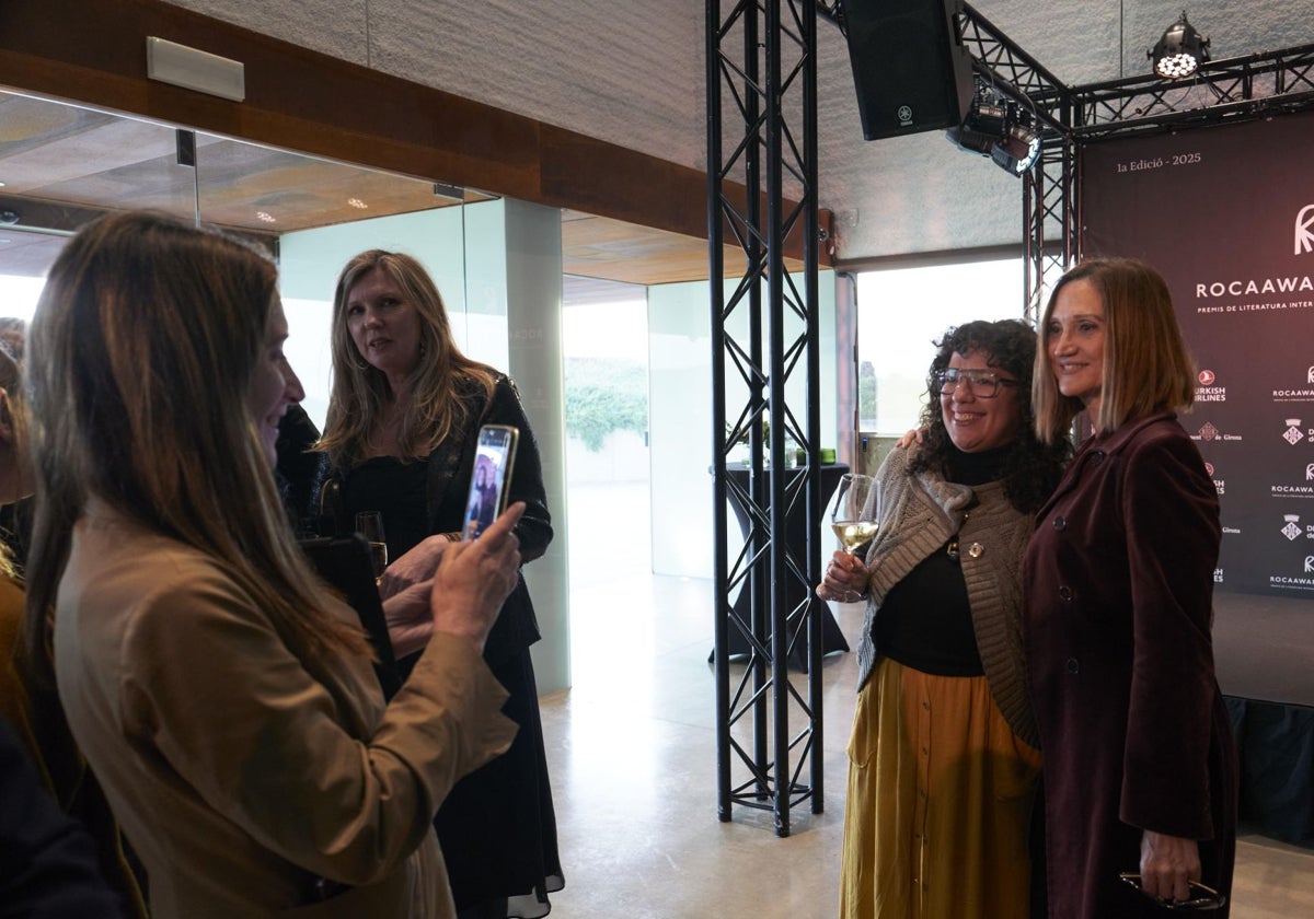Ana Islas, autora del artículo (en el centro) con la también periodista Tana Collados