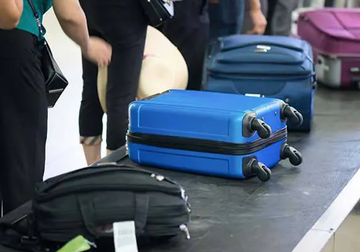 Maletas en un aeropuerto en foto de  archivo