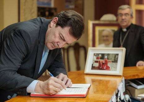 Imagen secundaria 1 - Arriba, Rosario en la Basílica de Nuestra Señora de Sonsoles (Ávila); sobre estas líneas, Mañueco firma en el libro de condolencias en presencia de Argüello y el patio del Palacio Arzobispal de Valladolid