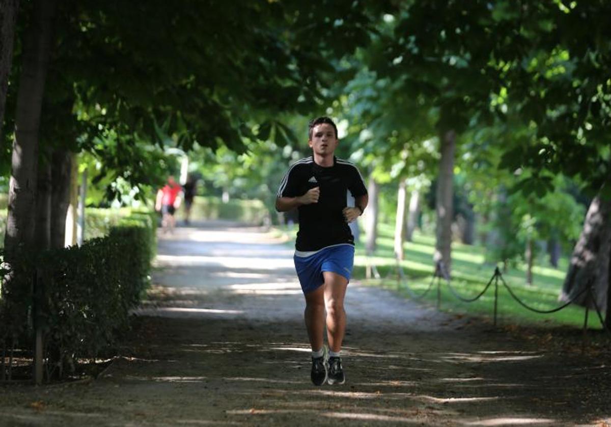 Un 'runner' en el parque del Retiro