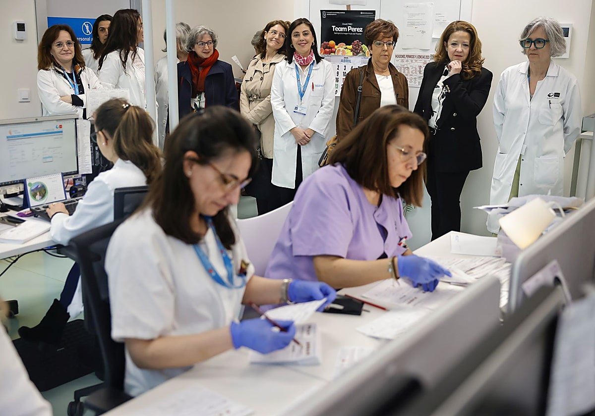 La consejera de Sanidad, Fátima Matute, junto con otras responsables sanitarias en el laboratorio de cribado neonatal del Hospital Gregorio Marañón