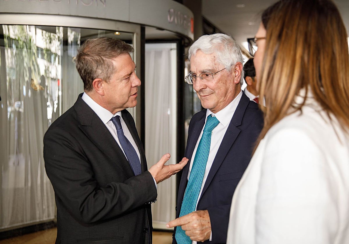 Emiliano García-Page junto a José María Barreda y Esther Padilla en el 'Club Siglo XXI'