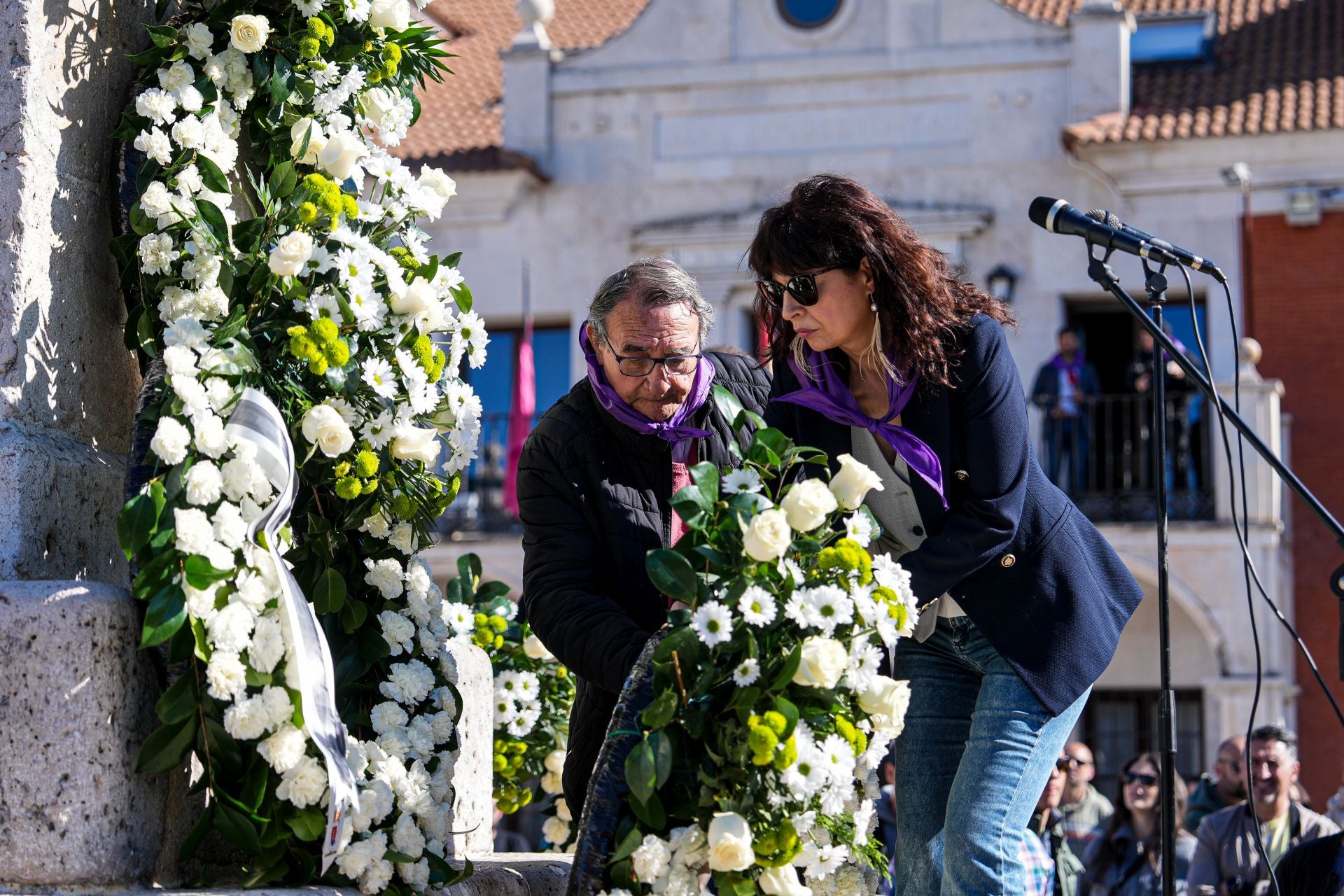 El alcalde de Villalar, Luis Alonso, y la ministra de Igualdad, Ana Redondo, colocan la ofrenda con flores blancas en un guiño al Papa Francisco