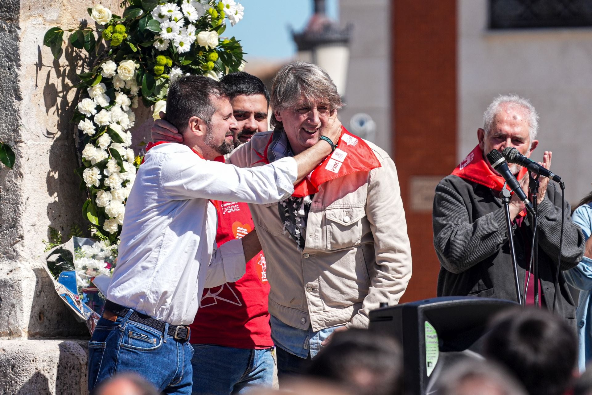 El exlíder de los socialistas autonómicos, Luis Tudanca, abraza a su sucesor al frente del PSCL, Carlos Martínez