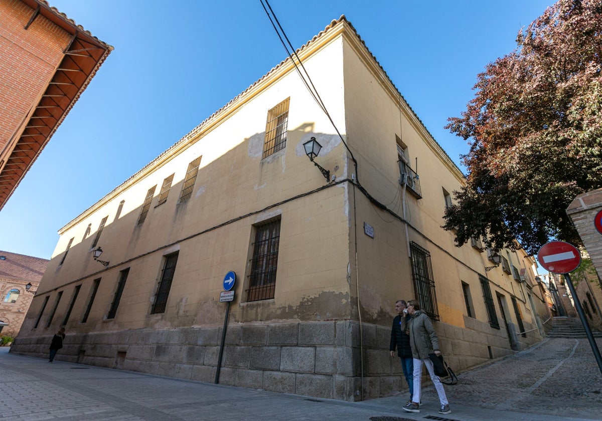 San Juan de Dios es uno de los edificios más grandes del Casco ya que ocupa una manzana entera en plena Judería