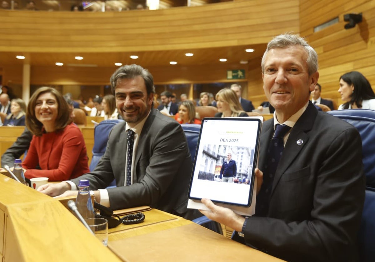 Rueda enseña a los fotógrafos su discurso, en su tablet, instantes antes de pronunciarlo