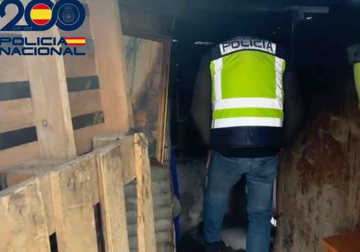 Uno de los agentes a la hora de acceder a la galería de tiro subterránea