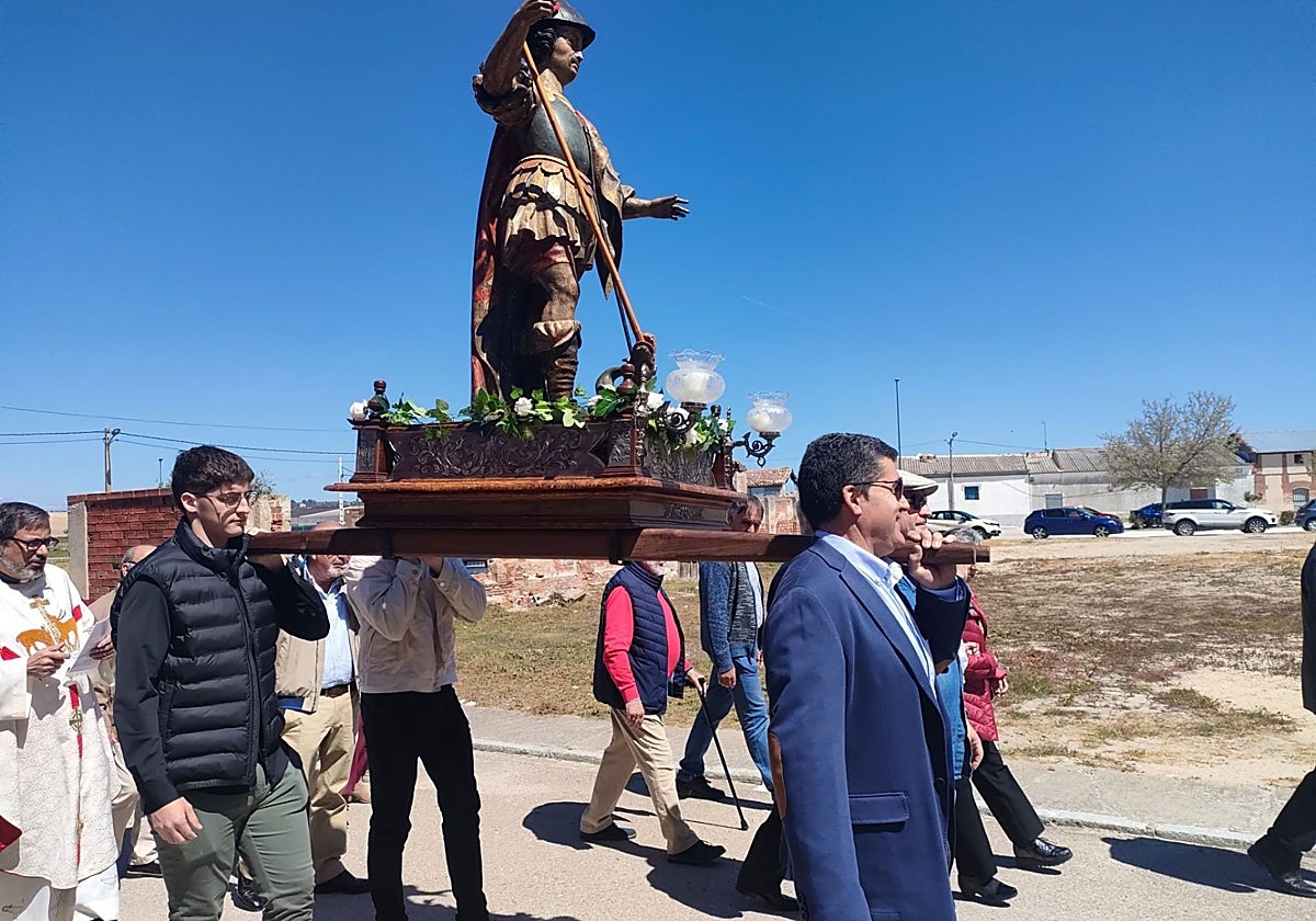 Los aguasaleros sacan la imagen del santo en procesión