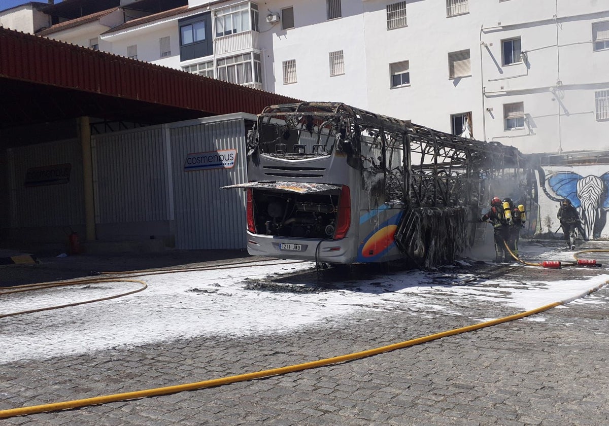 Bomberos durante la extinción del fuego en el autobús