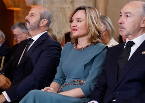 Imagen secundaria 1 - Azcón entrega la Medalla de Aragón 2025 a Amado Franco, director de Fundación Ibercaja. Al acto ha asistido también el presidente del Senado, Pedro Rollán (abajo, a la derecha de Alegría, izquierda en la imagen; la ministra de Educación, Pilar Alegría, líder del socialismo aragonés, el delegado del Gobierno en Aragón, Fernando Beltrán. También ha estado Génova representada por la vicesecretaria de Igualdad, Conciliación y Política Social del PP, la también aragonesa Ana Alós. A la derecha, la presidenta de las Cortes de Aragón, Marta Fernández (Vox)