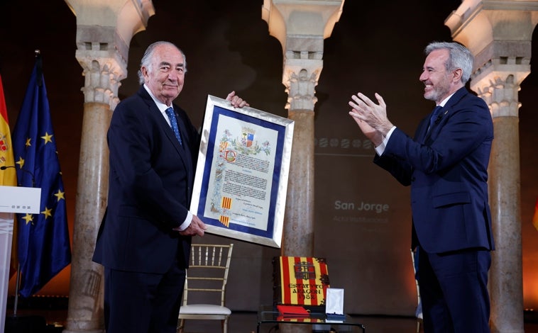 Imagen principal - Azcón entrega la Medalla de Aragón 2025 a Amado Franco, director de Fundación Ibercaja. Al acto ha asistido también el presidente del Senado, Pedro Rollán (abajo, a la derecha de Alegría, izquierda en la imagen; la ministra de Educación, Pilar Alegría, líder del socialismo aragonés, el delegado del Gobierno en Aragón, Fernando Beltrán. También ha estado Génova representada por la vicesecretaria de Igualdad, Conciliación y Política Social del PP, la también aragonesa Ana Alós. A la derecha, la presidenta de las Cortes de Aragón, Marta Fernández (Vox)
