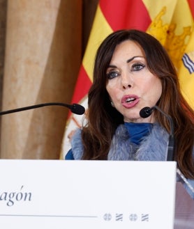 Imagen secundaria 2 - Azcón entrega la Medalla de Aragón 2025 a Amado Franco, director de Fundación Ibercaja. Al acto ha asistido también el presidente del Senado, Pedro Rollán (abajo, a la derecha de Alegría, izquierda en la imagen; la ministra de Educación, Pilar Alegría, líder del socialismo aragonés, el delegado del Gobierno en Aragón, Fernando Beltrán. También ha estado Génova representada por la vicesecretaria de Igualdad, Conciliación y Política Social del PP, la también aragonesa Ana Alós. A la derecha, la presidenta de las Cortes de Aragón, Marta Fernández (Vox)