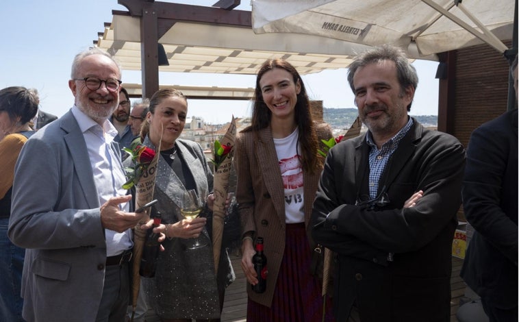 Imagen principal - La recepción de ABC por Sant Jordi en Barcelona se convierte en cita obligada