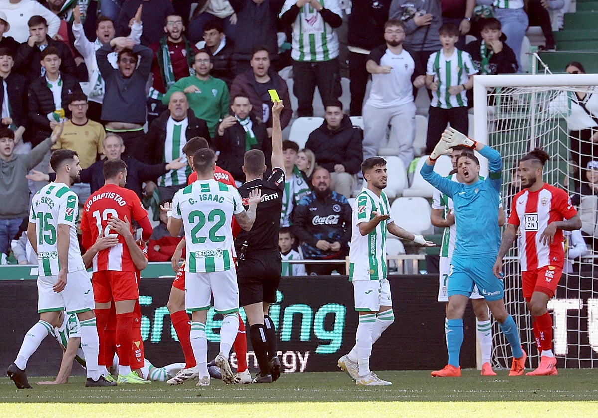 El Córdoba ve una tarjeta amarilla durante un partido en El Arcángel