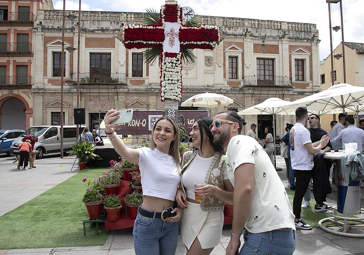 Unos jóvenes se fotografía ante una Cruz de Mayo en la última edición de esta fiesta