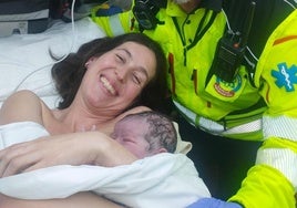 Una mujer da a luz en la m30 en plena hora punta: «Solo le dio tiempo a empujar una vez, cuando llegamos el bebé ya había salido»