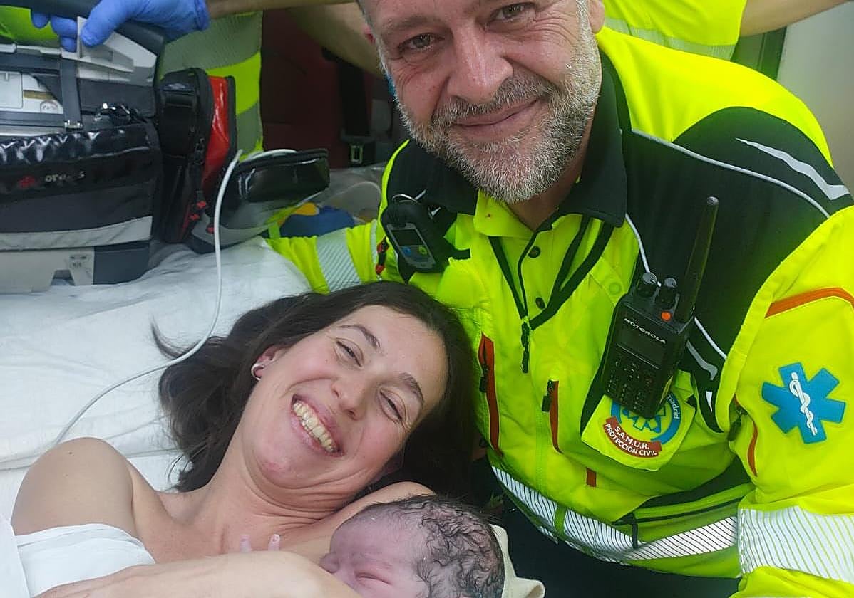 La mamá y su bebé, junto al personal sanitario que les atendieron.