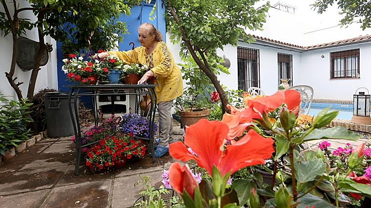 Una propietaria prepara sus plantas en un patio de Tafures