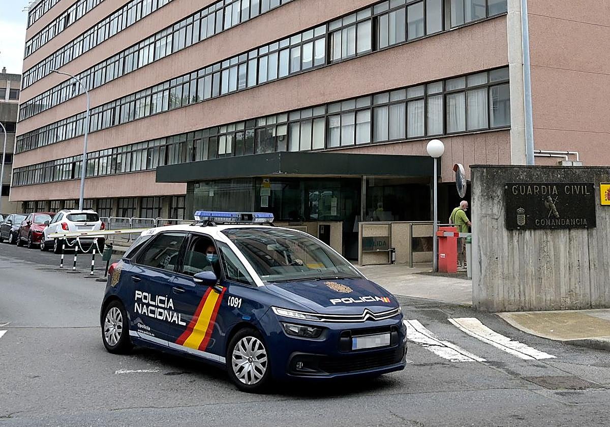 Un vehículo de policía en La Coruña.
